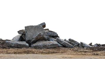 los escombros aislados de vista baja de grandes bloques de hormigón se apilan en los montículos. foto