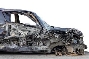 un primer plano aislado en el lateral de la parte delantera de un coche negro, destrozado. foto