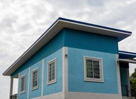 una vista de cerca del exterior de una casa moderna de hormigón azul. foto