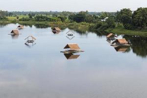 balsa de bambú con techo de vetiver en el lago. foto