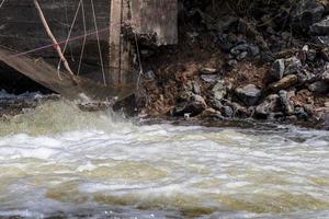 el agua fluye violentamente con una trampa para peces. foto