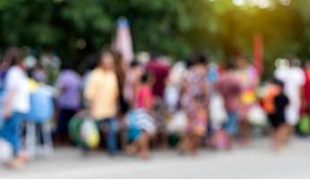 la gente borrosa compra en los mercados rurales. foto