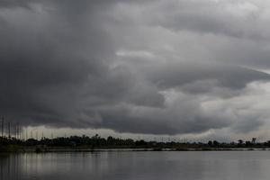 nubes sobre los arrozales inundados. foto