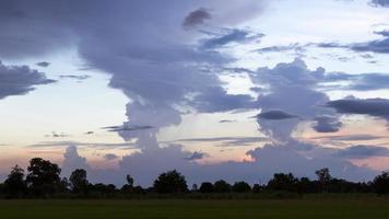 nubes crepusculares por la noche en el campo. foto
