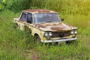 viejo coche verde con hierba. foto