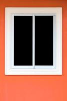 ventana blanca en la pared naranja. foto