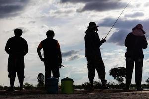 silueta detrás del pescador. foto