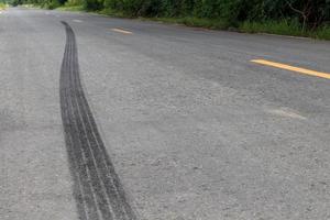 rastros de frenos de neumáticos negros en la carretera. foto