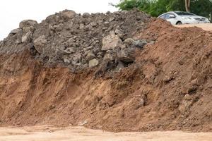 El suelo costero fue excavado bajo un montón de rocas. foto