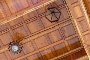 fondo moderno de techo de madera con lámparas. foto