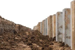 pilares de hormigón, barreras viales erosionadas. foto