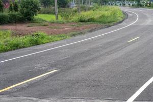 superficie de la carretera curva, que es nuevo pavimentado. foto