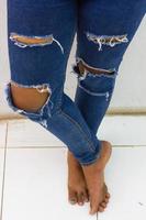 jeans rasgados de pie. foto