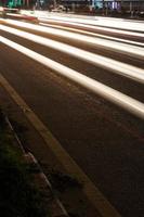 vista de ángulo bajo de las luces del coche por la noche. foto