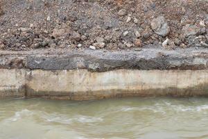 puente de carretera de hormigón con agua corriente. foto