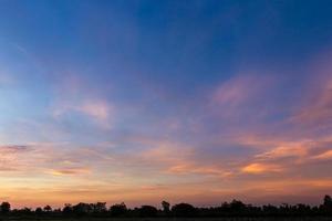 campo colorido del cielo del amanecer. foto