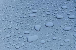 gotas de rocío en el techo del coche. foto