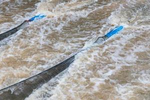 redes de pesca de nailon y afluentes de agua. foto