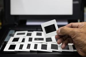 la vista de primer plano de la mano recogió muchas películas de diapositivas dispuestas en filas. foto