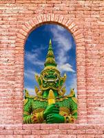 puerta de la estatua gigante verde. foto
