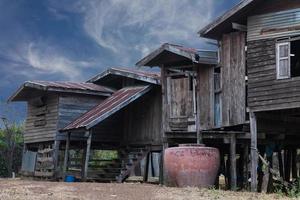 las antiguas casas tailandesas están en ruinas. foto