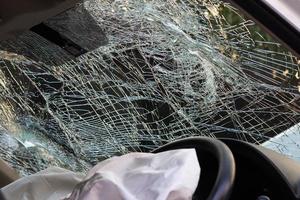 accidente de airbag con vidrios rotos. foto