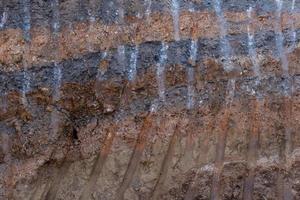 capa superficial del suelo debajo de la carretera con senderos de excavación. foto