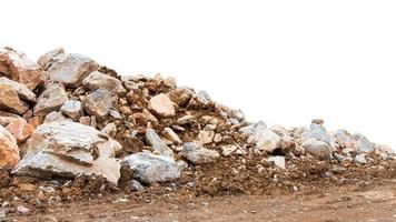 aislar la pila de montaña de varias rocas mezcladas con marga arenosa. foto