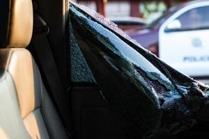 dentro del coche demolido. foto