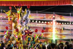 procesión de danza del dragón de juguete en el festival. foto