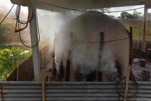 humo de horno de barro de carbón.. foto