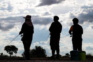 silueta detrás del pescador. foto