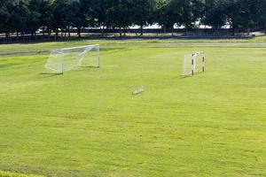 césped verde con una portería de fútbol. foto