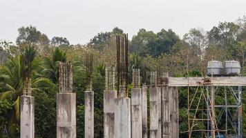 Bosque de pilares de hormigón armado. foto