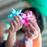 spinner de mano en manos de niños y niñas. foto