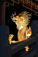 noche de dragón dorado en valla china. foto