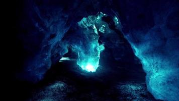 cueva de hielo de cristal azul debajo del glaciar en islandia video