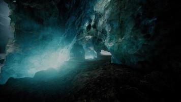 grotta di ghiaccio di cristallo blu sotto il ghiacciaio in Islanda video