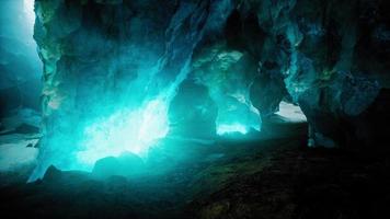 entrada de una cueva de hielo dentro del glaciar en el sur de islandia video