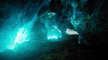 caverna de gelo de cristal azul sob a geleira na islândia