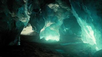 grotte de glace bleue recouverte de neige et inondée de lumière video