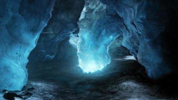 caverna de gelo azul coberta de neve e inundada de luz