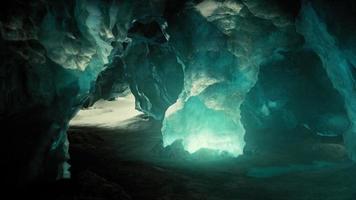 toma interior de la cueva del glaciar de hielo video