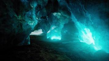 ripresa interna della grotta del ghiacciaio di ghiaccio video