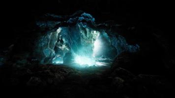 toma interior de la cueva del glaciar de hielo video