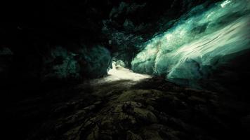 entrada de uma caverna de gelo dentro da geleira no sul da Islândia video