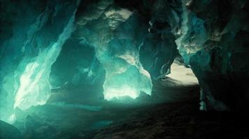 entrada de uma caverna de gelo dentro da geleira no sul da Islândia video