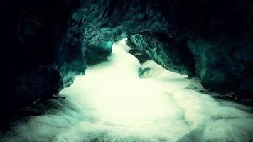 grotte de glace en cristal bleu sous le glacier en islande