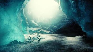 grotte de glace en cristal bleu sous le glacier en islande video