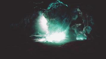 entrada de una cueva de hielo dentro del glaciar en el sur de islandia video